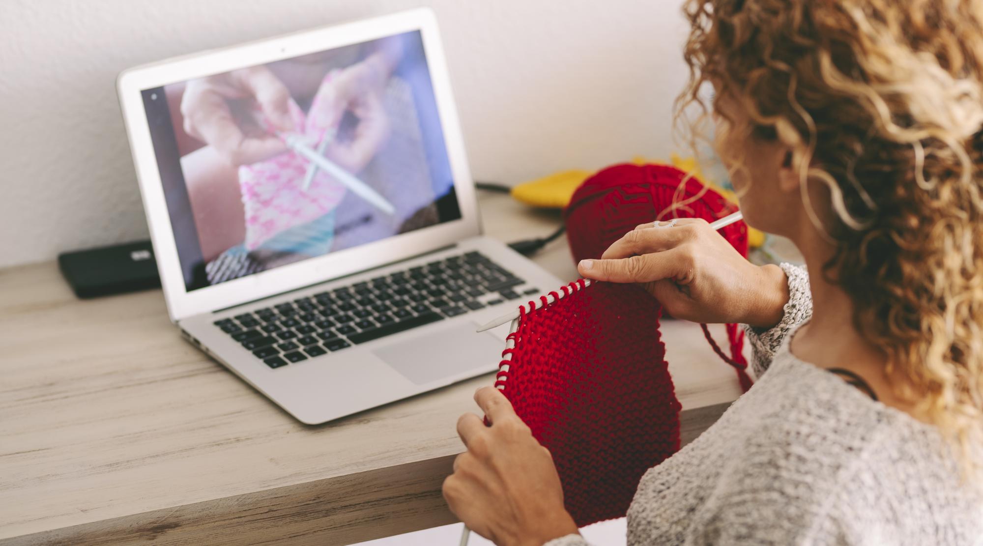 Cliente che segue lezione di ricamo al laptop